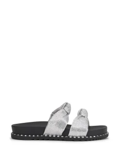Jessica Simpson Caralyna Flat Sandal In Silver< Flats|Sandals
